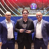 Max Di Caro, al centro, e Andrea Millefanti, a sinistra, ricevono il premio di miglior Grassroots Club d’Italia da parte del coordinatore regionale SGS Mauro Spoldi Max Di Caro, al centro, e Andrea Millefanti, a sinistra, ricevono il premio di miglior Grassroots Club d’Italia da parte del coordinatore regionale SGS Mauro Spoldi
