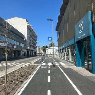 La curiosa posizione in cui è stato installato il lampione della nuova ciclabile di viale Belforte La curiosa posizione in cui è stato installato il lampione della nuova ciclabile di viale Belforte