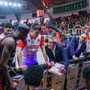 La Openjobmetis attorno a coach Kastritis durante un timeout (foto Fabio Averna) La Openjobmetis attorno a coach Kastritis durante un timeout (foto Fabio Averna)