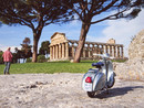 La Vespa davanti alle rovine di Paestum e, là sullo sfondo, Alberto Bortoluzzi di spalle La Vespa davanti alle rovine di Paestum e, là sullo sfondo, Alberto Bortoluzzi di spalle