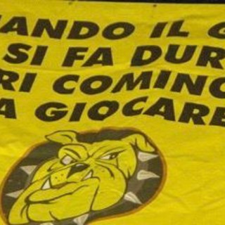 Il motto giallonero in un vecchio, mitico striscione del Palalbani che stasera verrà affisso anche all'Acinque Ice Arena per la prima semifinale