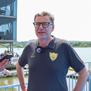 Giancarlo Giorgetti a bordo lago per seguire la tappa varesina della Coppa del Mondo di canottaggio (Foto Emanuele Scordo - F.G.)