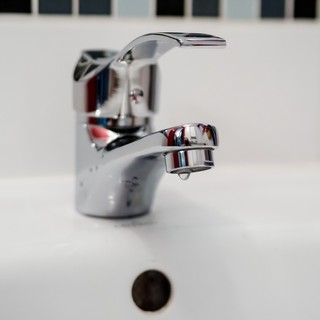 Acqua gialla dai rubinetti a Gallarate: Alfa al lavoro per risolvere il problema