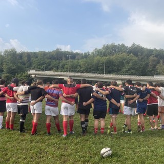 Il gruppo seniores del Rugby Varese ieri al campo di allenamento del Vivirolo