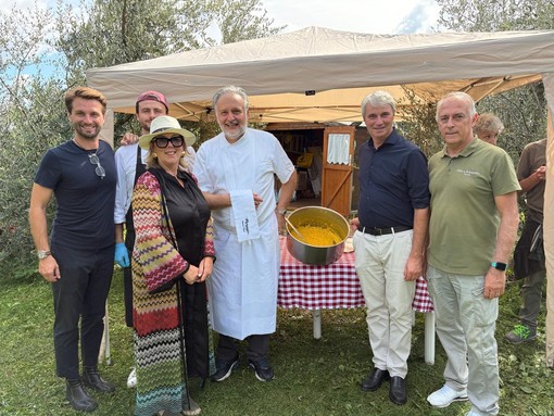 Un risotto alla milanese e una domenica speciale sono andati in scena al Parco degli Ulivi di Bosto a Varese, un angolo di città che è un piccolo paradiso: in foto il sindaco Davide Galimberti presente all'appuntamento dell'Associazione Olivicoltori Varesini - Olio di Lago di Sant’Imerio