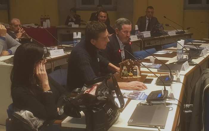 Busto, Rogora porta in Consiglio il presepe: «Non dobbiamo vergognarci delle nostre radici»