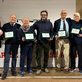 La premiazione di alcuni storici presidenti del Rugby Varese qui riuniti insieme al sindaco Davide Galimberti