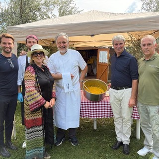 Un risotto alla milanese e una domenica speciale sono andati in scena al Parco degli Ulivi di Bosto a Varese, un angolo di città che è un piccolo paradiso: in foto il sindaco Davide Galimberti presente all'appuntamento dell'Associazione Olivicoltori Varesini - Olio di Lago di Sant’Imerio