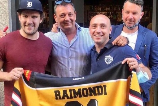 Edoardo Raimondi con Torchio, Longhi e il super tifoso Andrea che si era aggiudicato all'asta la sua maglia