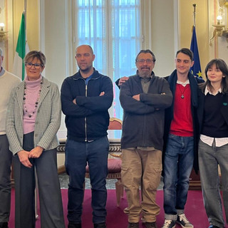 La presentazione del mercato dei regali in eccedenza di questa mattina nella Sala Matrimoni del Comune