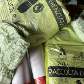 Raccolta differenziata a Varese, da lunedì al via la distribuzione dei sacchi in piazza Monte Grappa