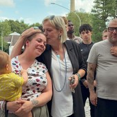 L'abbraccio di Paola Reguzzoni e mamma Miriam alla presentazione dell'evento - foto per cortesia del Comune