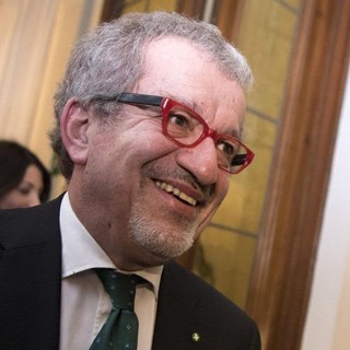 Roberto Maroni (sotto, insieme a Stefano Bruno Galli)