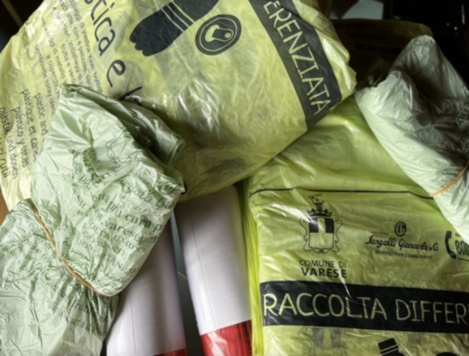 Raccolta differenziata a Varese, da lunedì al via la distribuzione dei sacchi in piazza Monte Grappa