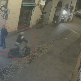 Le immagini riprese dalle telecamere di videosorveglianza in centro a Varese
