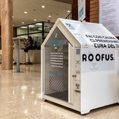 Una delle cucce smart di Roofus posizionata fuori da una quarantina di supermercati