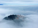 Il Sacro Monte immerso nelle nuvole: non è forse affascinante anche così?
