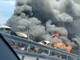 Schianto terribile tra due camion sulla Torino-Piacenza. Prende fuoco una bisarca, morto il conducente [VIDEO]
