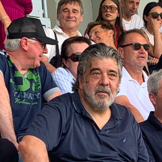 L'assessore allo Sport di Varese, Stefano Malerba, e il sindaco Galimberti alla semifinale vinta domenica dalla Solbiatese. Una fila dietro all'estrema destra Lino Di Caro, patron della Varesina, accanto a mister Spilli e alle loro spalle, sulla sinistra, il patron nerazzurro della Solbia Claudio Milanese