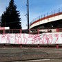 Lo striscione comparso in settimana fuori dal Franco Ossola prima di Varese-Ligorna (foto Ezio Macchi)