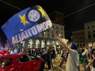 Bandiere nerazzurre invadono piazza Monte Grappa a Varese per il 21° scudetto dell'Inter