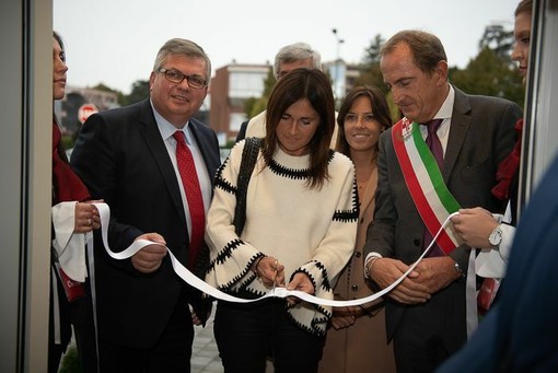 Silvia Gatti, al centro, a un'inaugurazione passata di Agesp Energia con il direttore Gianfranco Carraro e il sindaco Emanuele Antonelli