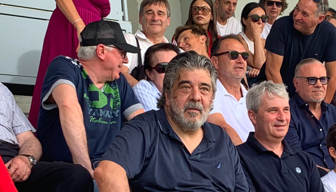 L'assessore allo Sport di Varese, Stefano Malerba, e il sindaco Galimberti alla semifinale vinta domenica dalla Solbiatese. Una fila dietro all'estrema destra Lino Di Caro, patron della Varesina, accanto a mister Spilli e alle loro spalle, sulla sinistra, il patron nerazzurro della Solbia Claudio Milanese L'assessore allo Sport di Varese, Stefano Malerba, e il sindaco Galimberti alla semifinale vinta domenica dalla Solbiatese. Una fila dietro all'estrema destra Lino Di Caro, patron della Varesina, accanto a mister Spilli e alle loro spalle, sulla sinistra, il patron nerazzurro della Solbia Claudio Milanese