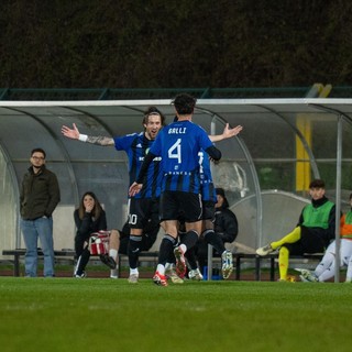 «Abbracciami» sembra dire Scapinello, 13 gol in campionato, a Galli nella serata del 3-0 a Meda (Foto Samuele Lucchi - Solbiatese Calcio 1911). Sotto la gioia incontenibile di Marinaci che porta in vantaggio il Base 96 Seveso, ultimo della classe ma primo per cuore, contro il Pavia che poi si salva