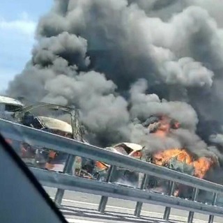 Schianto terribile tra due camion sulla Torino-Piacenza. Prende fuoco una bisarca, morto il conducente [VIDEO]