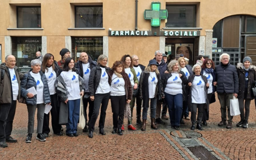 I volontari in piazza per il flash mob