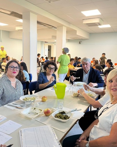 Sindaco e assessori a pranzo con bambini e bambine nella nuova mensa della scuola Sacco Sindaco e assessori a pranzo con bambini e bambine nella nuova mensa della scuola Sacco