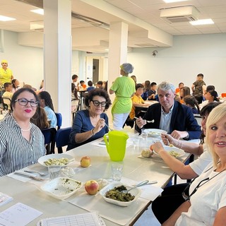 Sindaco e assessori a pranzo con bambini e bambine nella nuova mensa della scuola Sacco