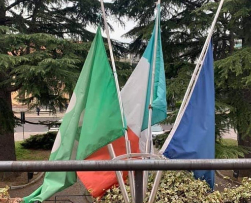 Le bandiere a mezz'asta in municipio