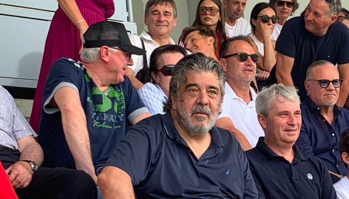 L'assessore allo Sport di Varese, Stefano Malerba, e il sindaco Galimberti alla semifinale vinta domenica dalla Solbiatese. Una fila dietro all'estrema destra Lino Di Caro, patron della Varesina, accanto a mister Spilli e alle loro spalle, sulla sinistra, il patron nerazzurro della Solbia Claudio Milanese L'assessore allo Sport di Varese, Stefano Malerba, e il sindaco Galimberti alla semifinale vinta domenica dalla Solbiatese. Una fila dietro all'estrema destra Lino Di Caro, patron della Varesina, accanto a mister Spilli e alle loro spalle, sulla sinistra, il patron nerazzurro della Solbia Claudio Milanese