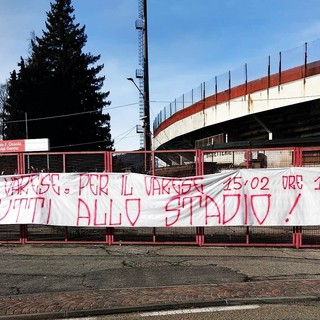 Lo striscione comparso in settimana fuori dal Franco Ossola prima di Varese-Ligorna (foto Ezio Macchi)
