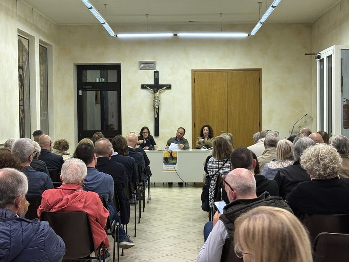 VIDEO. C'è una politica che fa l'en plein: tutti in parrocchia ad ascoltare Maffioli e Verga