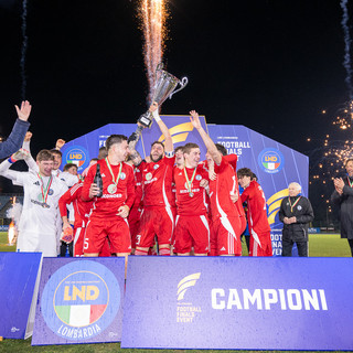 Claudio Milanese felice insieme ai suoi ragazzi della Solbiatese (Foto Alessandro Umberto Galbiati)