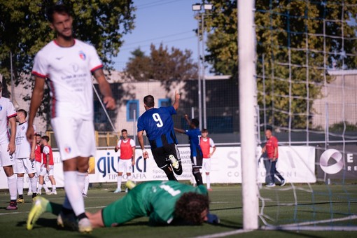 Martinez colpisce: terzo gol in tre gare a Caronno (foto Samuele Lucchi - Solbiatese Calcio 1911)