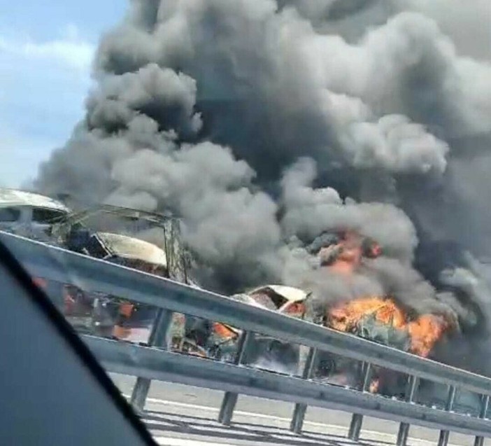 Schianto terribile tra due camion sulla Torino-Piacenza. Prende fuoco una bisarca, morto il conducente [VIDEO]