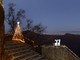 VIDEO. Prove generali di Natale al Sacro Monte, installate le lucine che illumineranno il Borgo