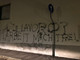 Varese, il Pd imbianca la parete sfregiata da scritte naziste. Nel Giorno della Memoria