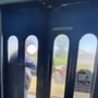Aggrappato al treno in movimento per un selfie