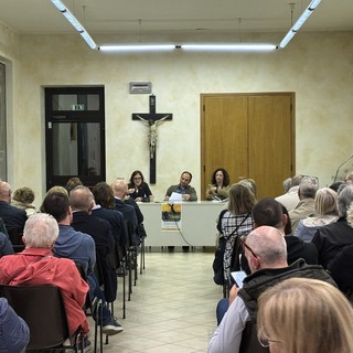 VIDEO. C'è una politica che fa l'en plein: tutti in parrocchia ad ascoltare Maffioli e Verga