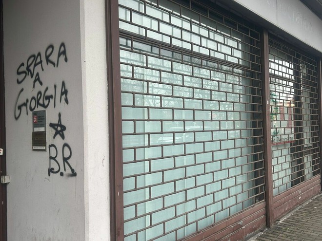 Busto, ancora minacce contro Meloni. Stavolta imbrattata la sede del Pd