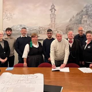 La firma dell'accordo a Palazzo Estense tra Comune e associazioni che permetterà di fare tornare a vivere la scuola Baracca di Capolago La firma dell'accordo a Palazzo Estense tra Comune e associazioni che permetterà di fare tornare a vivere la scuola Baracca di Capolago