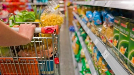 Inflazione, è caro-cibo: un consumatore su due taglia la spesa