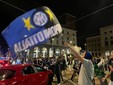 Bandiere nerazzurre invadono piazza Monte Grappa a Varese per il 21° scudetto dell'Inter