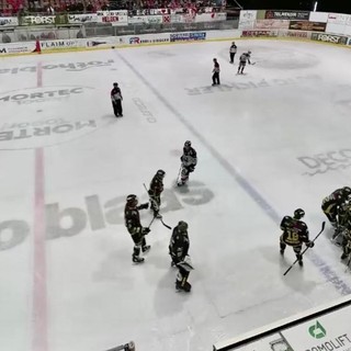 Tutti su Schina dopo il gol al 70'12&quot; che decide l'overtime: si torna a Varese
