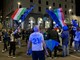 "21 scudetti" sulla maglia bianca di un tifoso nerazzurro nella festa di piazza Monte Grappa