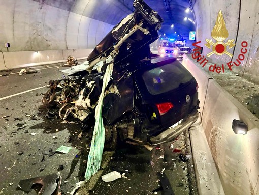 La terribile immagine dello schianto in galleria nel Comasco